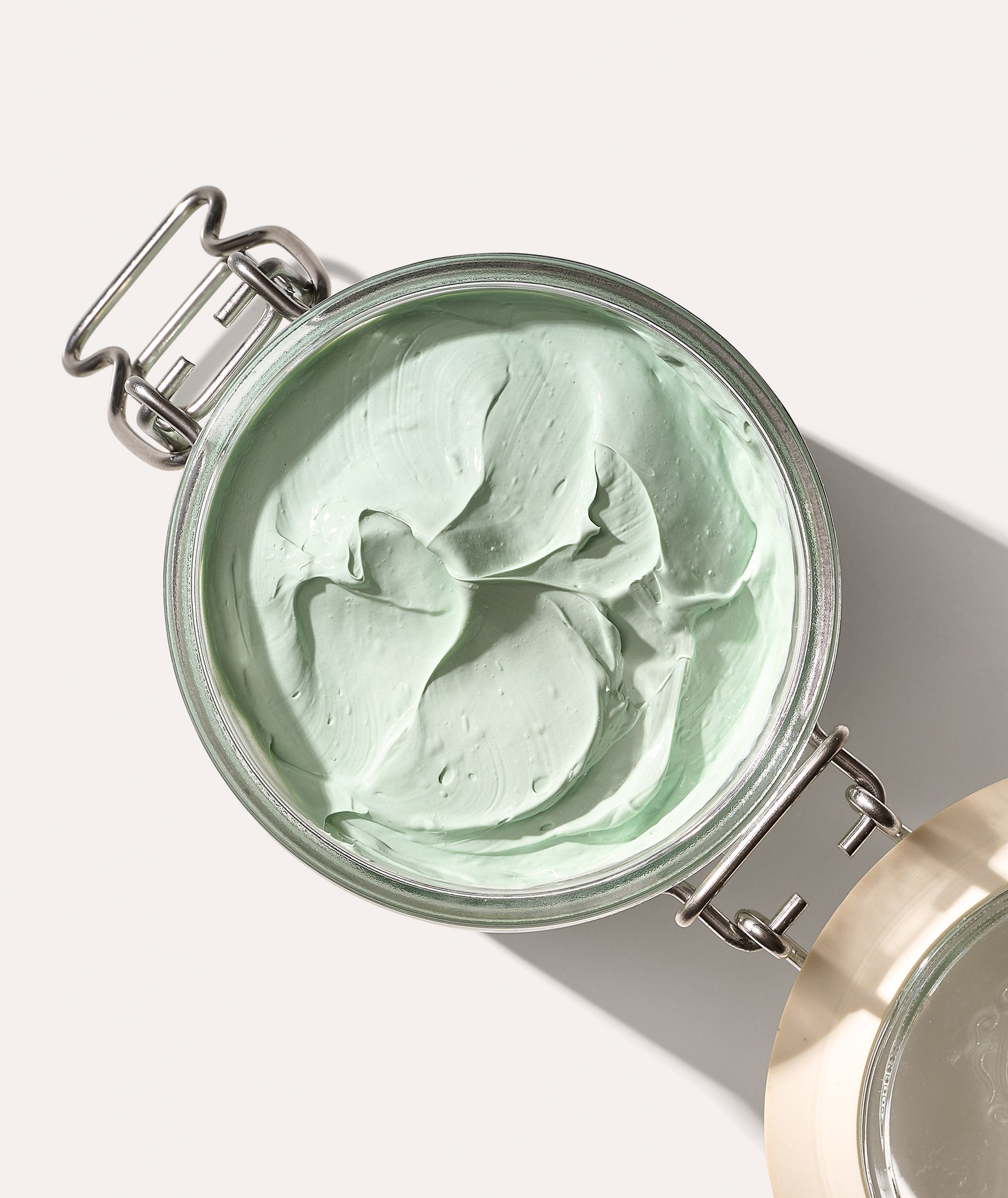 Picture of opened Advanced Fango Delicato Moisturizing Mud Mask 7.5 oz glass jar to see mud mask texture