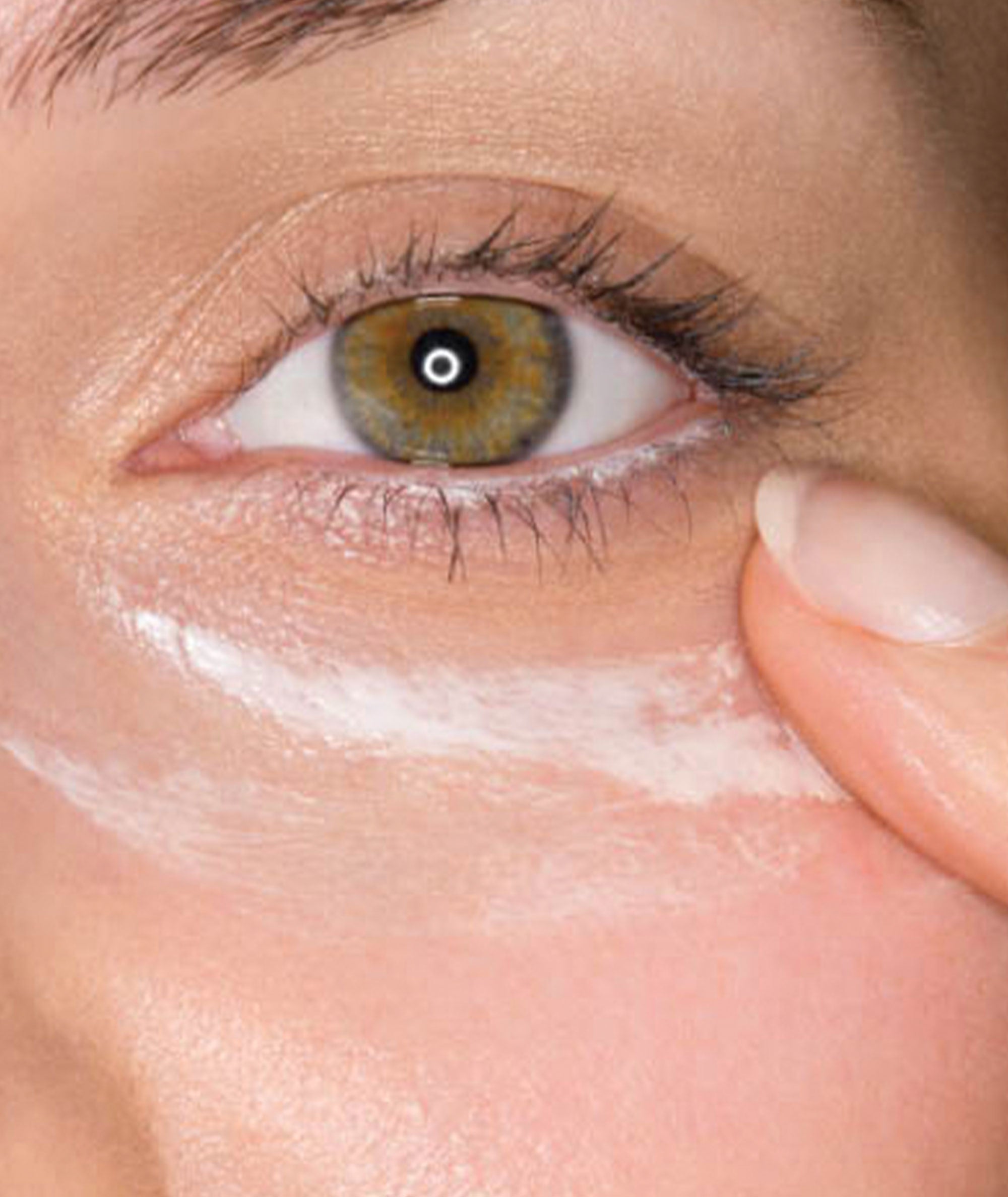 Close-up image of a model applying our Occhi Ristorativo Eye Creme