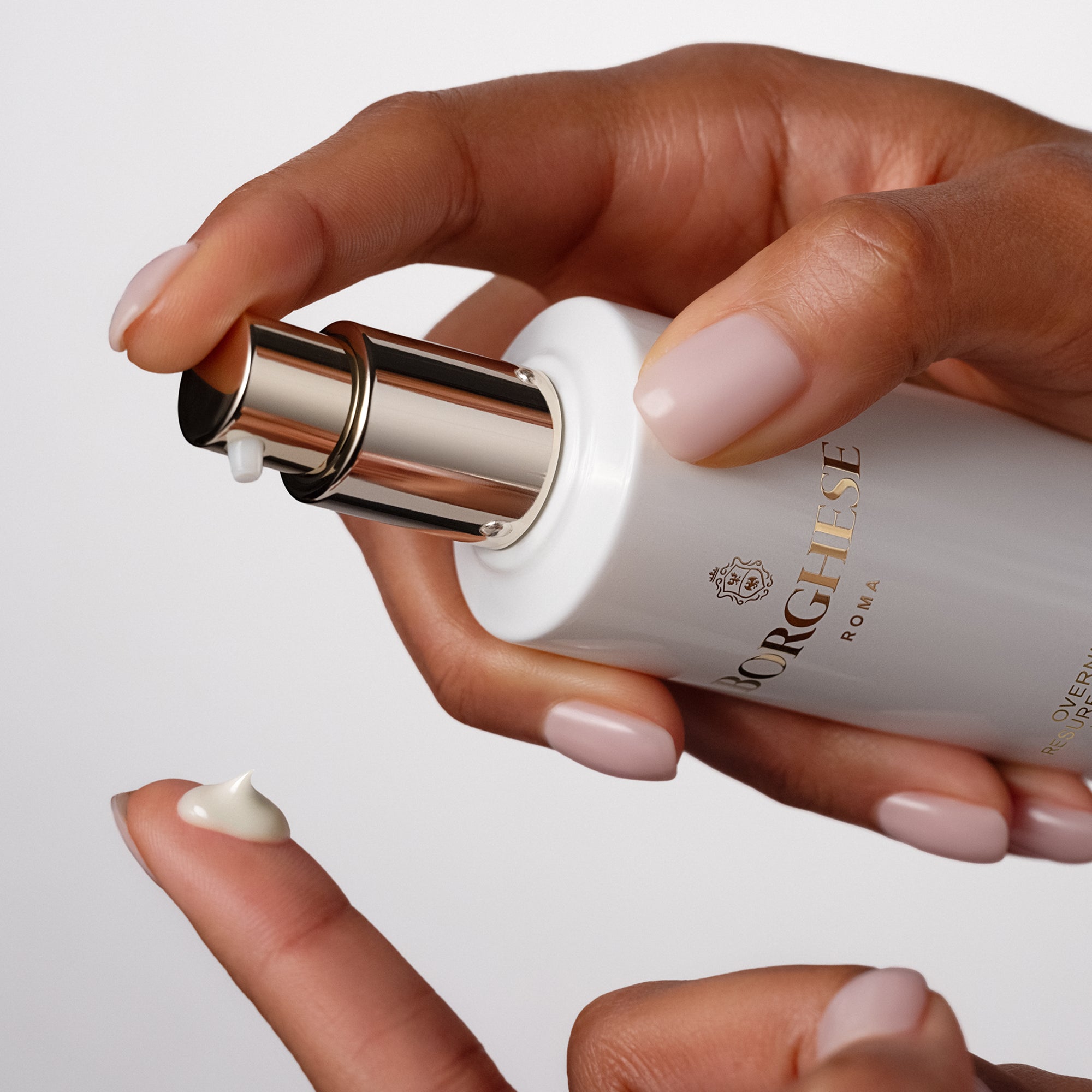 The Overnight Resurfacing Mask pump showing how to use the product.